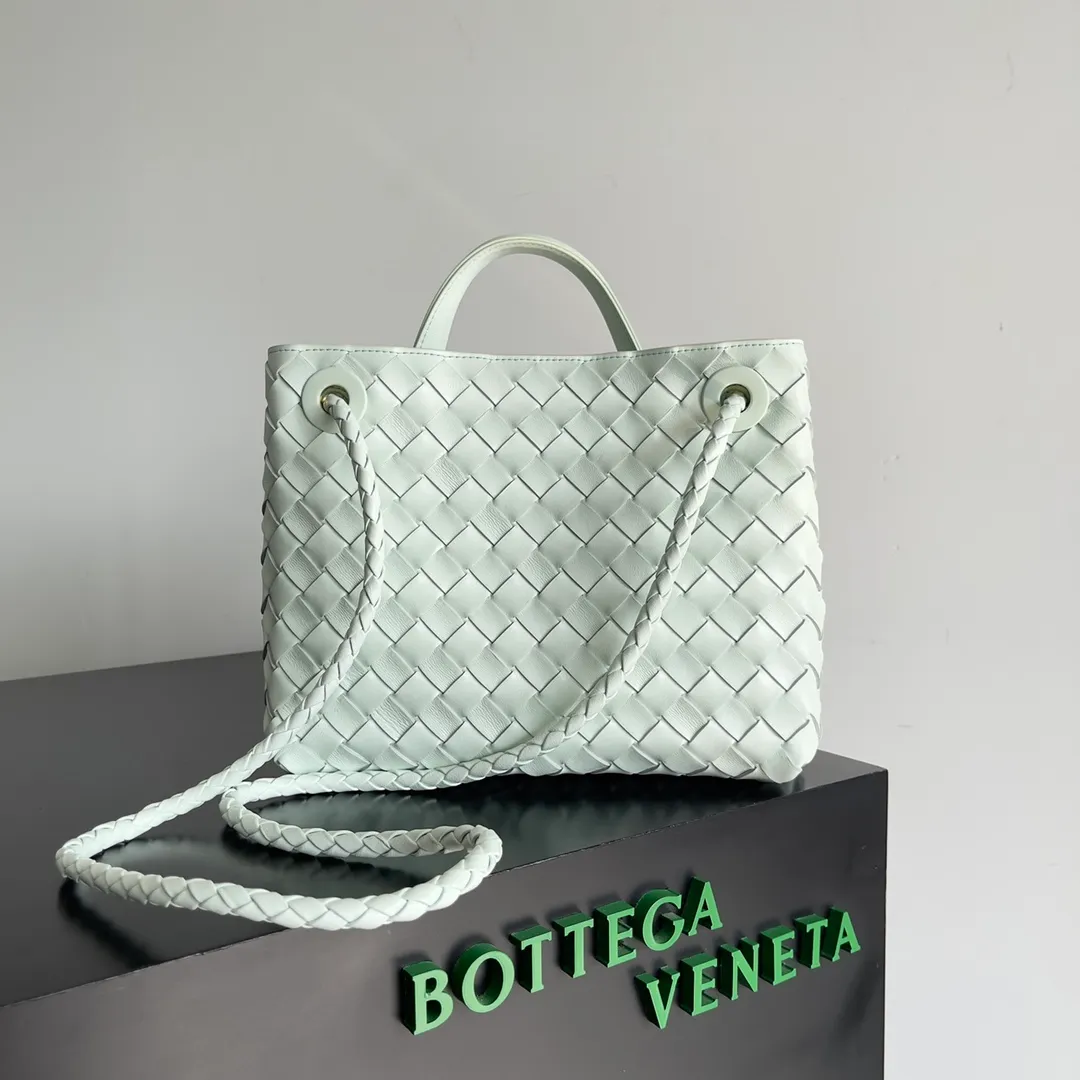 The 2023 new Andiamo batch of 1860 BV has been shipped‼ ️Really popular🔥The new Andiamo woven handbag launched by Bottega Veneta this season is really popular all over the world! ! Celebrities at home and abroad have worn it, and Oscar-winning actress Michelle Yeoh has taken it out on the street. Song Jia, Trai Yara, Yu Feihong, Sanji Ayaka, Rosie Hunting-Whiteley, Yoshioka Riho, etc. have all picked up this bag. It is classic and versatile, showing off its temperament, and the bag capacity is also large, which is very convenient for daily commuting! ! A variety of carrying methods, the shoulder straps can be adjusted by yourself, the original lambskin feels soft and delicate, and the neutral style is made to break gender boundaries and bring a more practical and longer-lasting use experience. Andiamo, which has both elegant and casual styles, perfectly interprets the true appearance of "fashionable old money style". Style number: 743568 Size: 25*22*10.5cm
